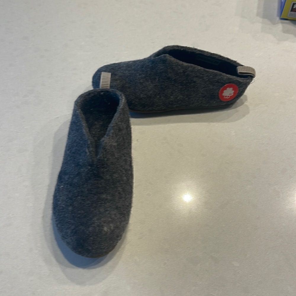 Baabuk kid slippers size 30, felted slippers excellent condition, great for kids